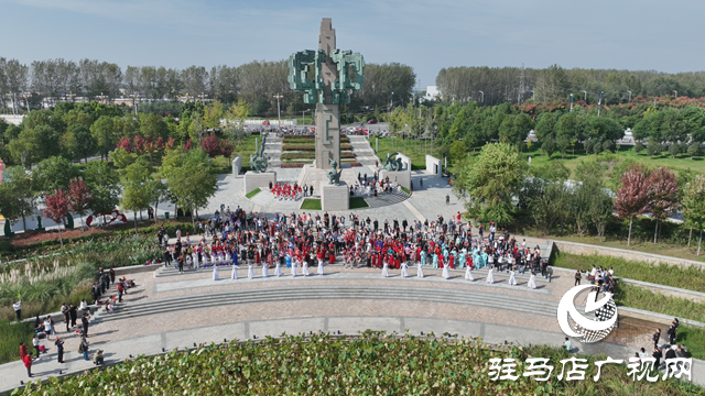 汝南：禮贊新中國成立74周年 千人快閃向祖國深情告白