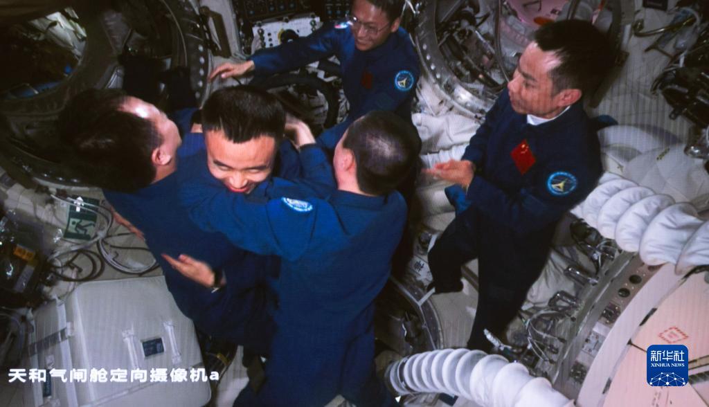 神舟十七號3名航天員順利進駐中國空間站
